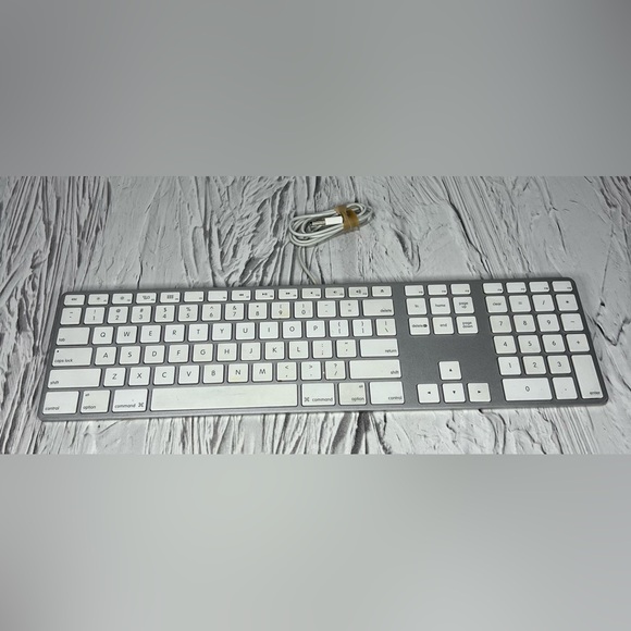 Apple A1243 USB Wired Aluminum Slim Keyboard With Numeric Keypad - Picture 1 of 4